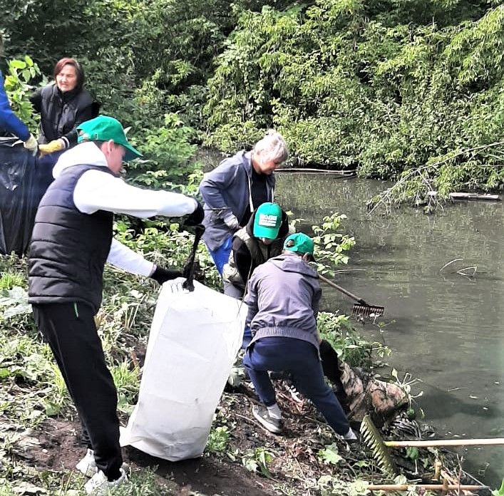 Многие жители Кировского района признаются, что вообще не знали про существование этой речки. Тем не менее, мусора на ней скопилось столько, что берега речки просто нуждались в очищении