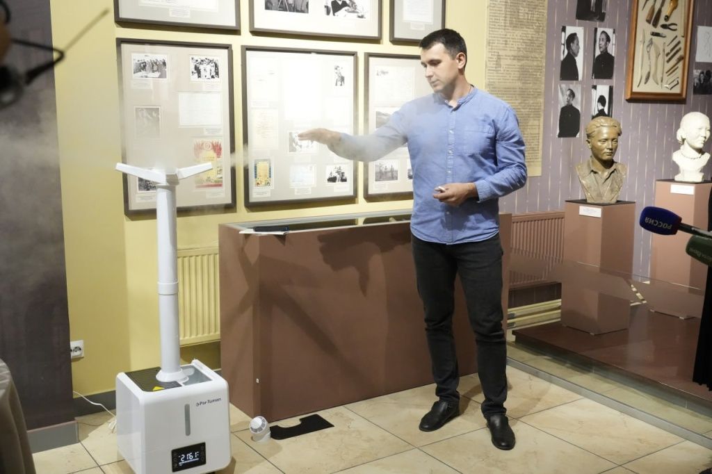 Заместитель директора Хакасского национального музея Александр Беккер рассказал гостям экспозиции и журналистам о работе климатической установки. Фото Равиля Дзязько