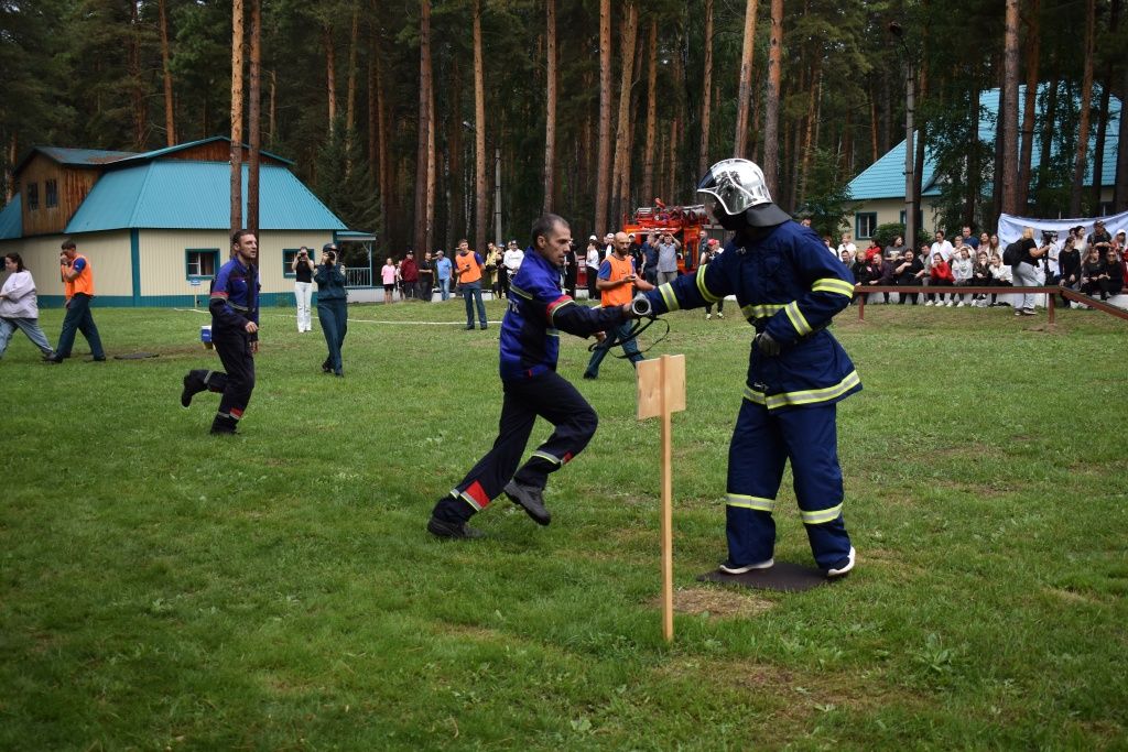 Момент передачи &laquo;эстафетной палочки&raquo; &mdash; пожарного ствола