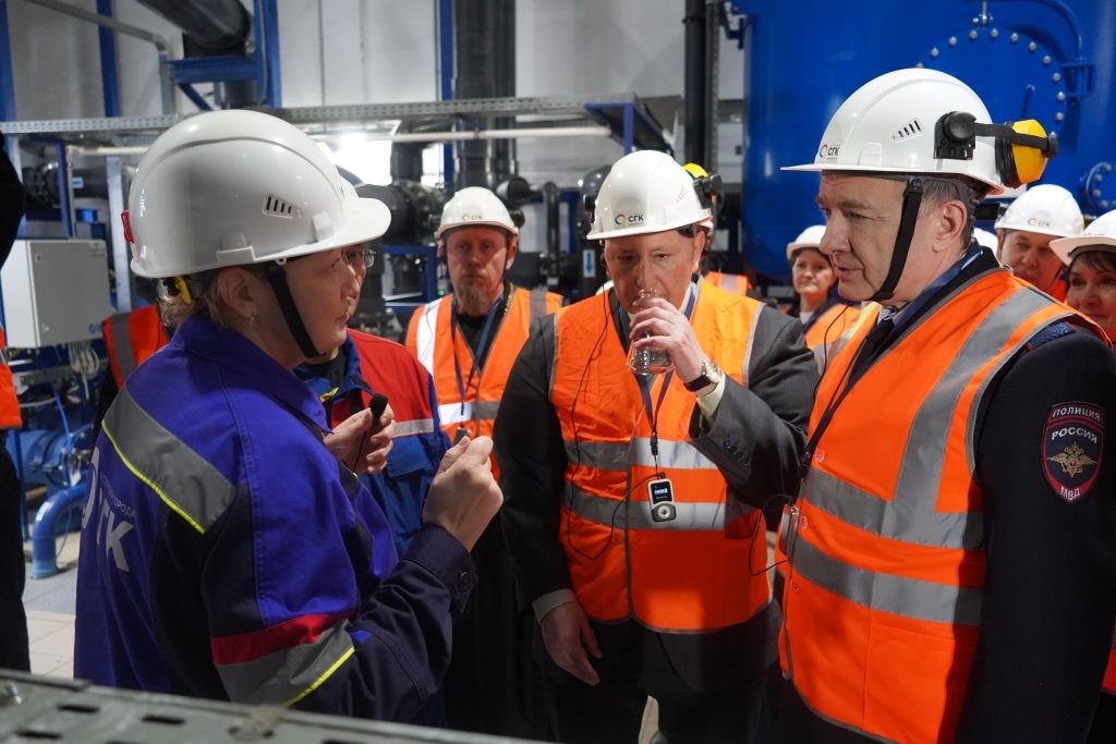 В химическом цехе энергетики дают протестировать воду на прозрачность и отсутствие запаха &mdash; вода очищается до питьевого качества 