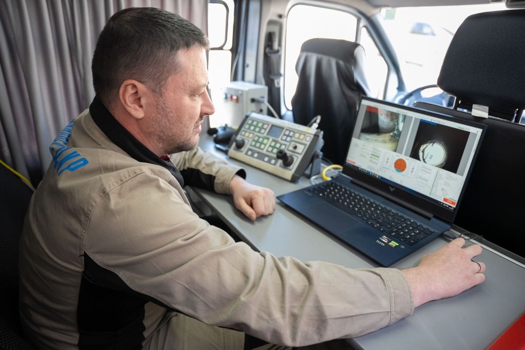 Телеуправляемый комплекс с модулями визуально-измерительного и магнитного контроля диагностирует трубы изнутри. По результатам анализа полученной информации с помощью программного обеспечения выполняется идентификация и определяются параметры дефектов