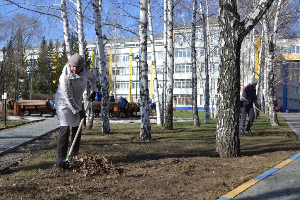Сотрудники навели порядок на территории станции и зарядились отличным настроением