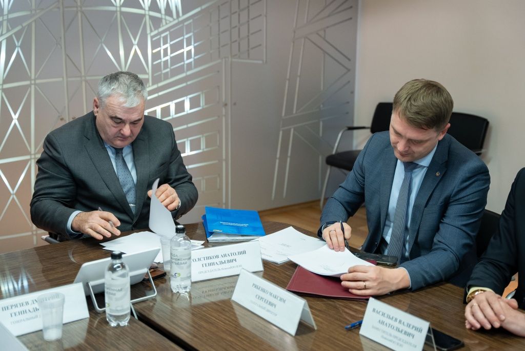 На фото — председатель Новосибирской областной организации «Всероссийский Электропрофсоюз» Анатолий Толстиков и гендиректор Новосибирской теплосетевой компании Максим Рябенко На фото — председатель Новосибирской областной организации «Всероссийский Электропрофсоюз» Анатолий Толстиков и гендиректор Новосибирской теплосетевой компании Максим Рябенко