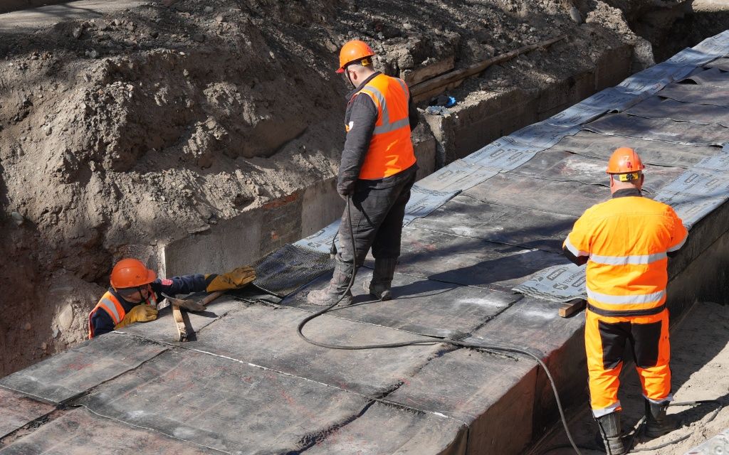 Гидроизолирующий слой исключит попадание влаги на раскаленные трубы и обеспечит продолжительный срок службы теплосети