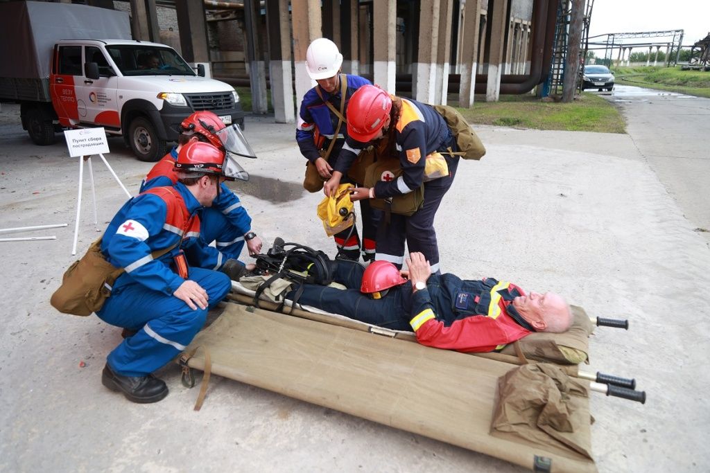 В ходе учений вначале производилась разведка зоны разлива и ее локализация. По легенде, в ходе этих действий специалисты обнаружили пострадавшего