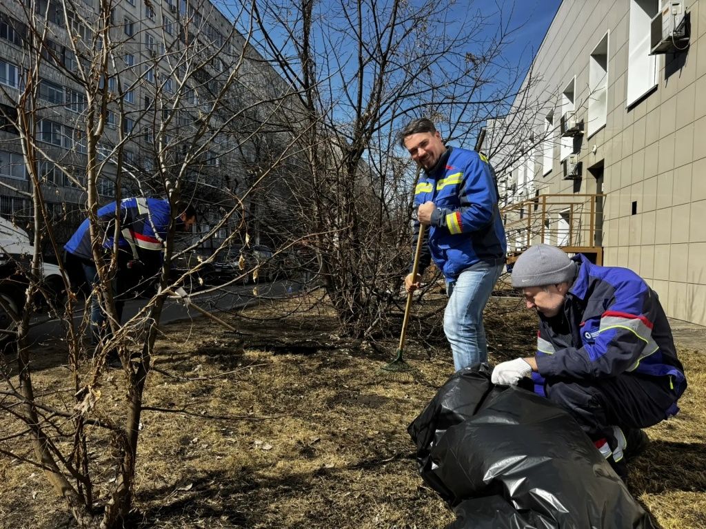 Виктор Александров с коллегами каждый год принимает участие в субботниках