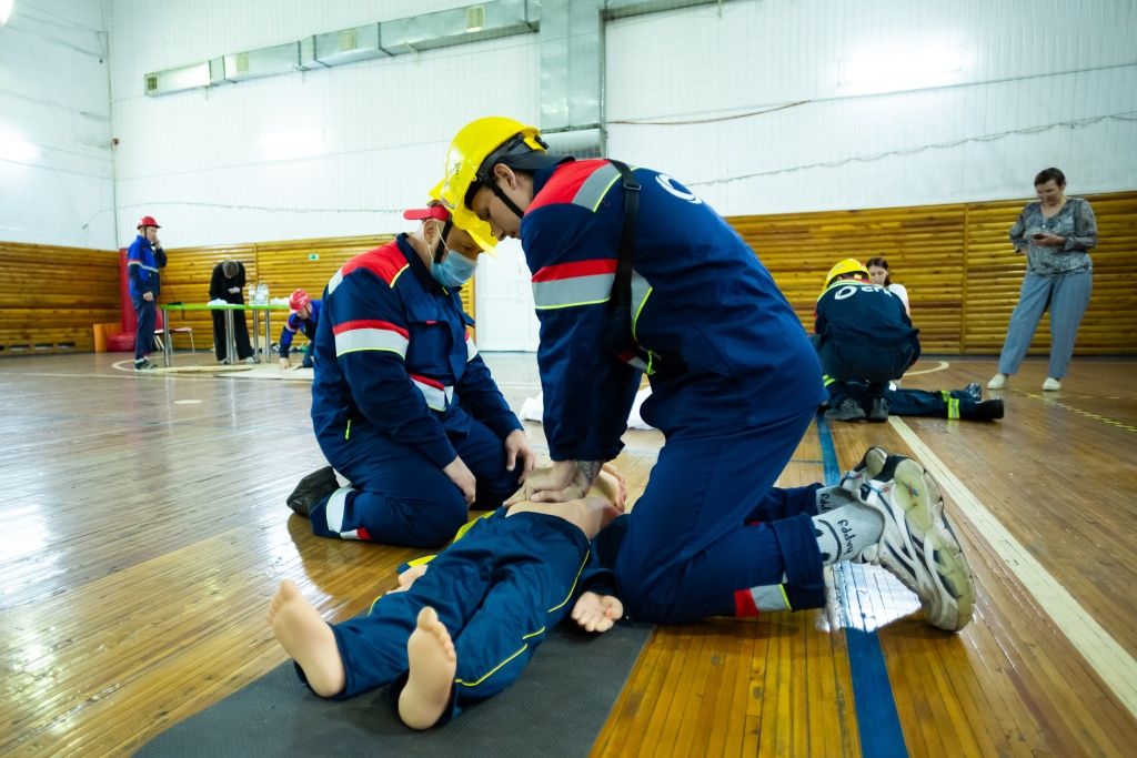 Пострадавшие сотрудники находятся в опасной зоне, и их необходимо эвакуировать