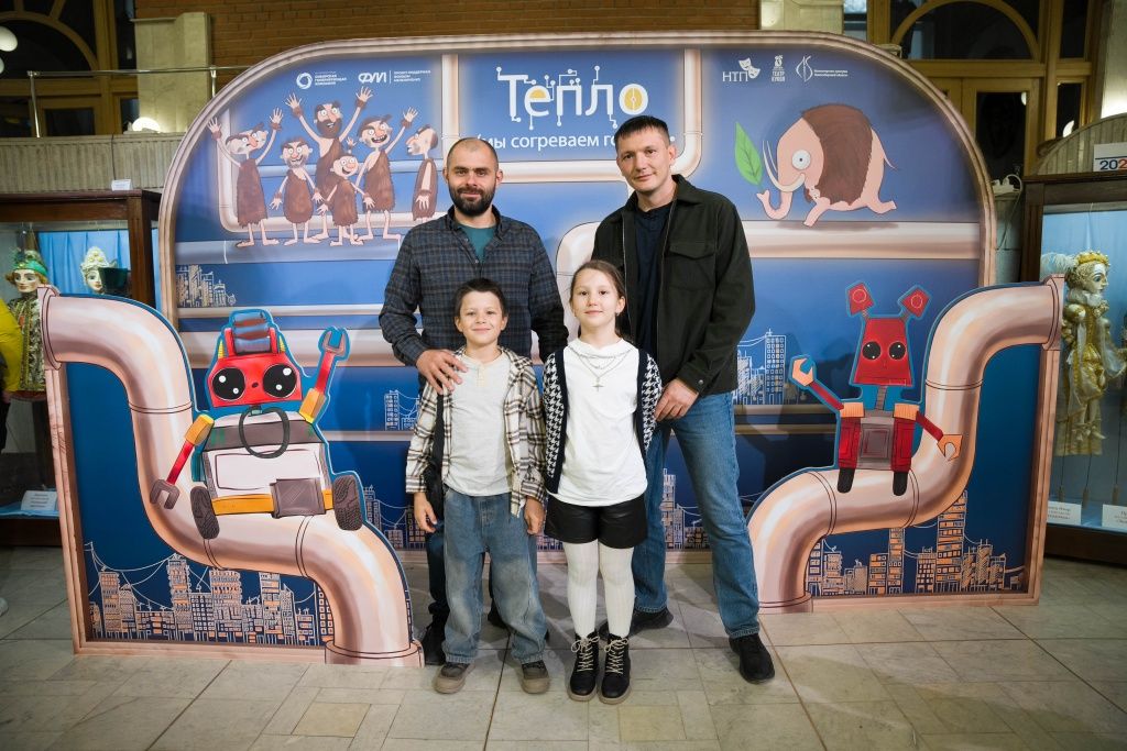 Перед началом премьеры зрители могли сделать фотографии в тематической фотозоне. Самые маленькие гости получили подарки &mdash; блокноты и стикерпаки с героями спектакля