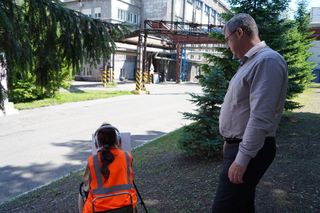 Посмотреть, как творят юные художники, пришел директор Кемеровской ГРЭС Андрей Катуганов