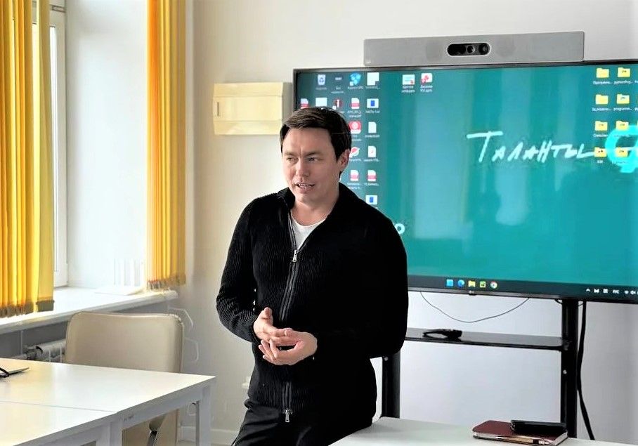 Участников Проектной мастерской СГК приветствовал доцент кафедры теплоэнергетики КузГТУ Константин Ушаков Участников Проектной мастерской СГК приветствовал доцент кафедры теплоэнергетики КузГТУ Константин Ушаков