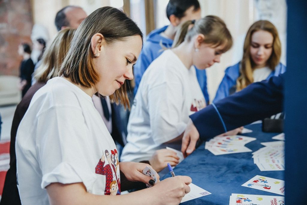 Зрители пишут пожелания командам КВН СГК на почтовых открытках 