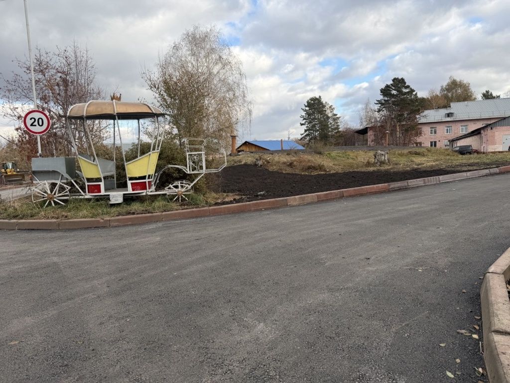 На территории дома-интерната также восстановлен асфальт и газоны 