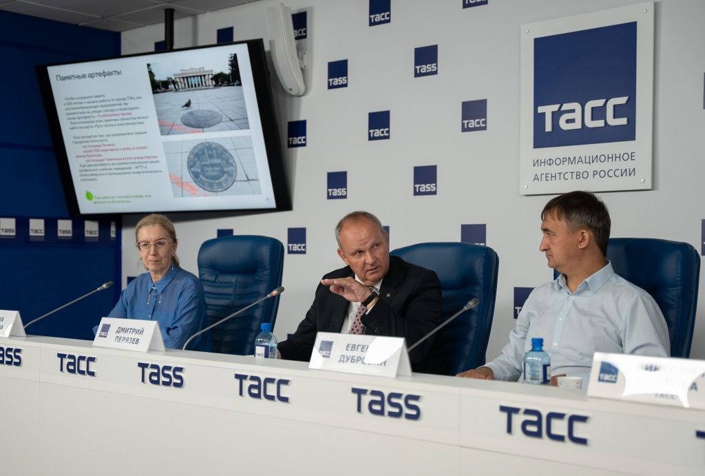 Презентация карты &laquo;Путь тепла и электричества&raquo; к 100-летию энергетики Новосибирска. На фото слева направо: директор Музея города Новосибирска Елена Щукина, гендиректор СГК &ndash; Новосибирск Дмитрий Перязев, руководитель проекта &laquo;Ново-Сибирск. Конструктивизм!&raquo; и бюро &laquo;Линия авангарда&raquo; Евгений Дубровин