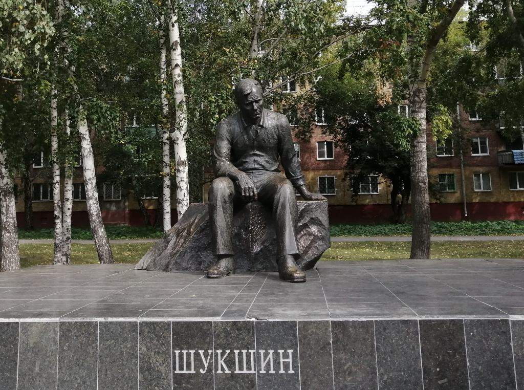 Памятник Василия Шукшина недалеко от жилого района