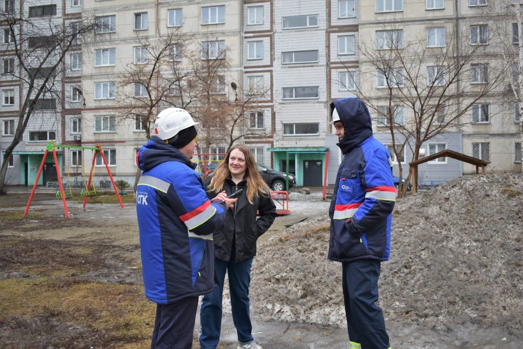 Энергетики объясняют жильцам многоэтажки, что идут учения