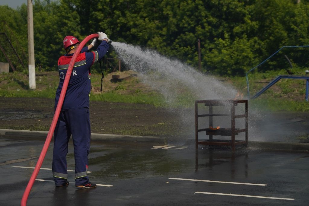 В тушении важна не только ловкость, но и сила &mdash; прицельно держать гидрант 