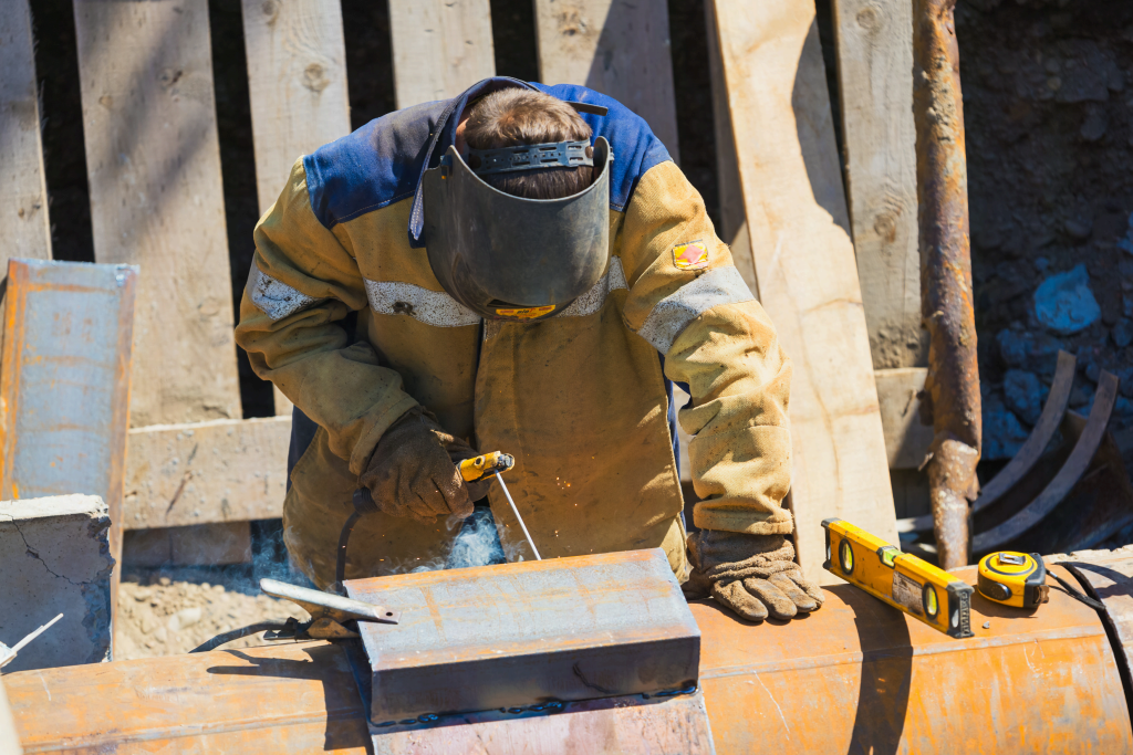 Оборудование тепловых камер по улице Горького эксплуатировалось свыше 30 лет. Чтобы исключить аварийные ситуации в зимний период, энергетики капитально обновляют тепловые камеры Оборудование тепловых камер по улице Горького эксплуатировалось свыше 30 лет. Чтобы исключить аварийные ситуации в зимний период, энергетики капитально обновляют тепловые камеры