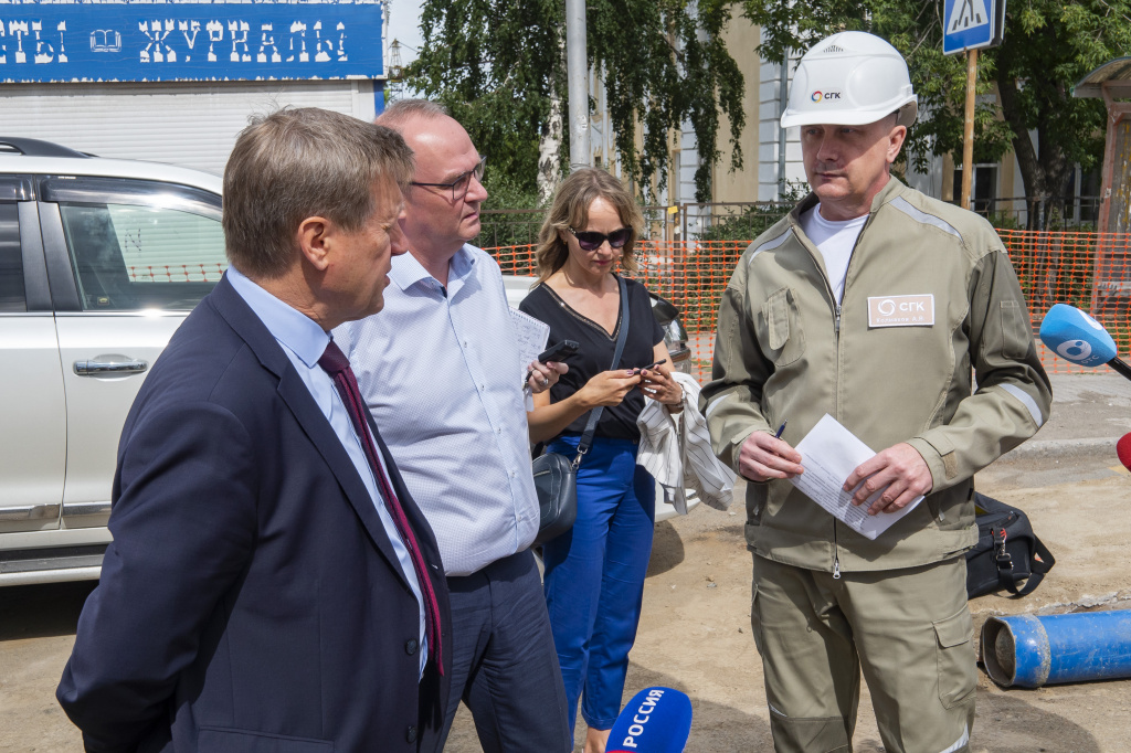 «Старайтесь, мужики»: мэр Новосибирска проконтролировал ход строительства теплотрассы