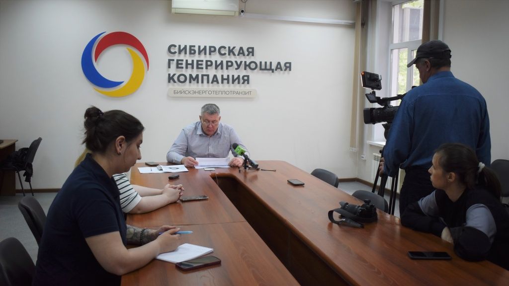 Директор теплосетевого подразделения СГК в Бийске Тяглов отвечает на вопросы журналистов
