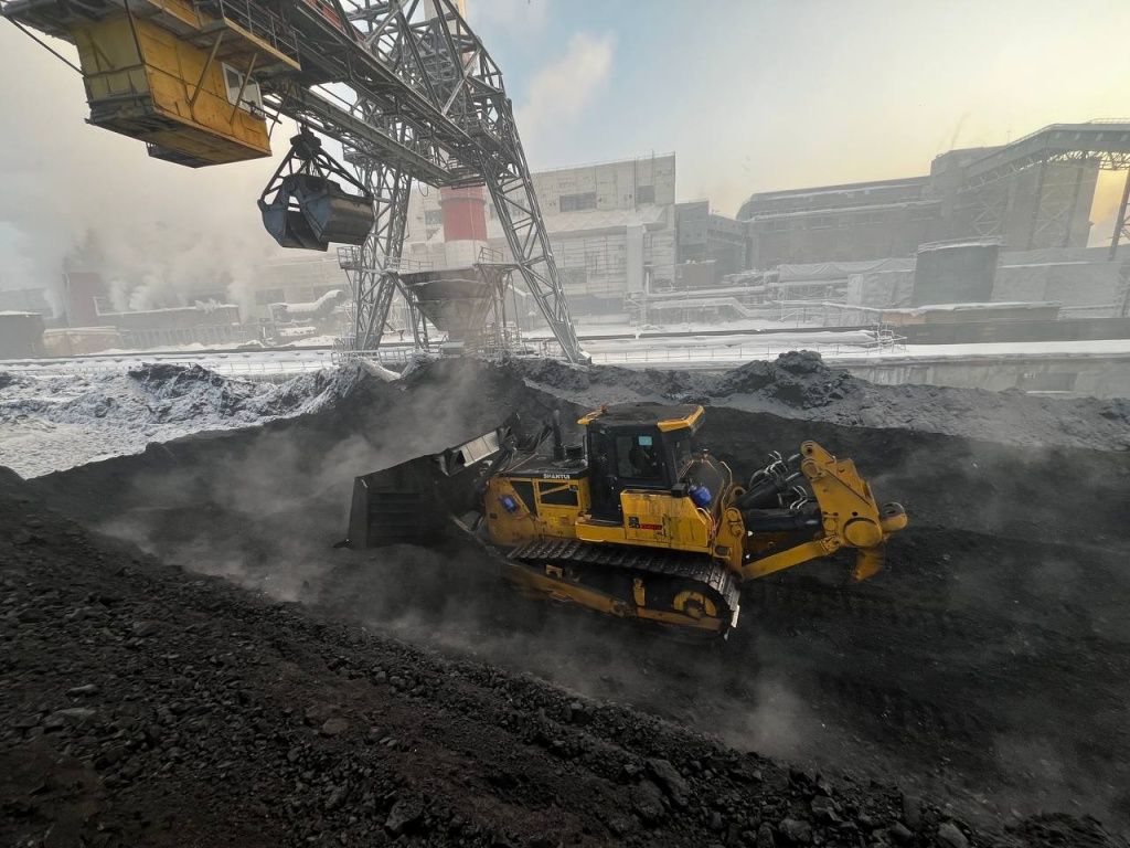 Работа бульдозеров на угольном складе в морозы не останавливалась