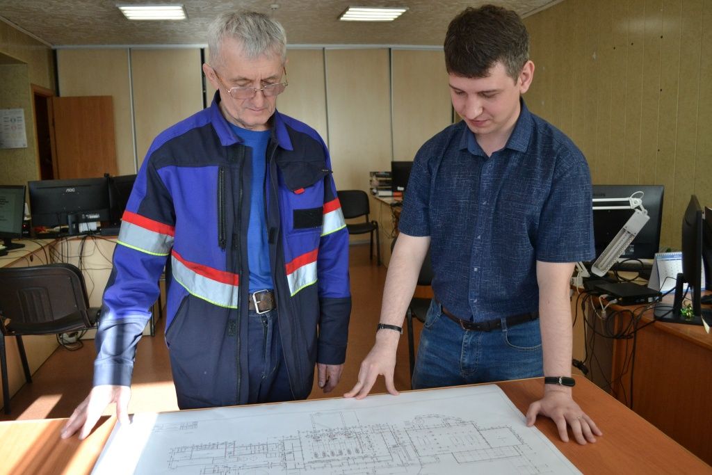 Сергей Орлов и начальник ПТО РубТЭКа Александр Зайцев обсуждают рабочие задачи
