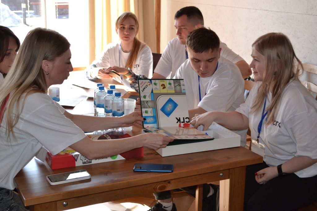 Молодым сотрудникам СГК новая настольная игра очень понравилась