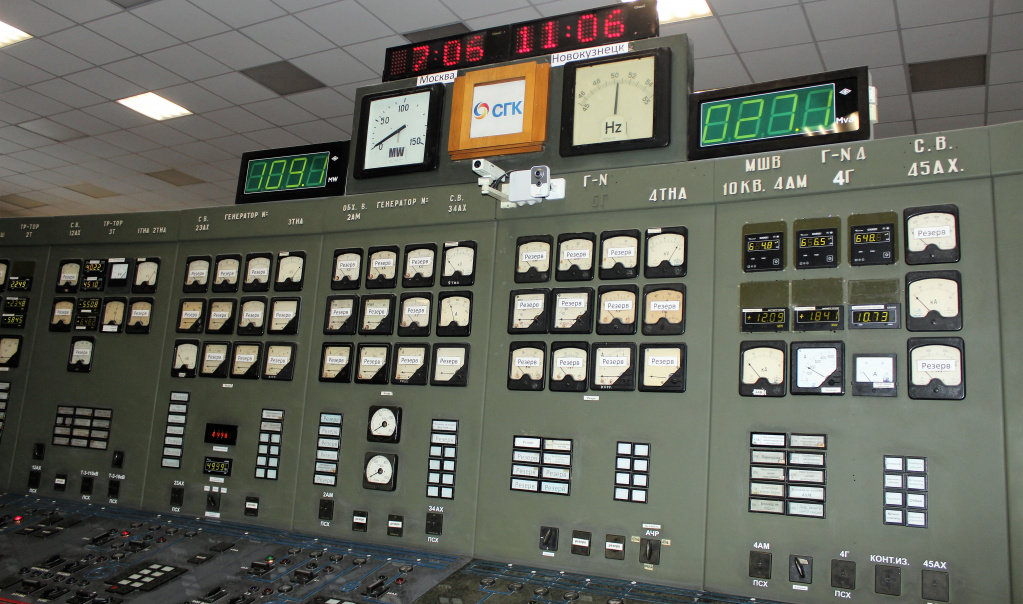 На главном щите управления станцией отражены параметры оборудования и мощность Кузнецкой ТЭЦ