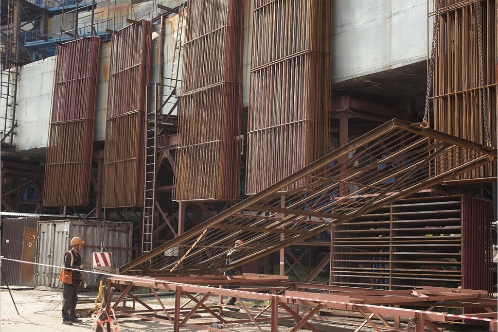 Укрупнённая сборка коронирующих электродов
