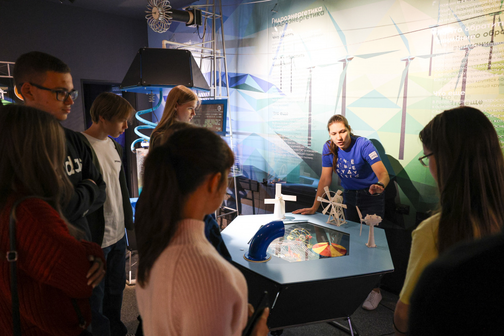 СГК организовала необычную экскурсию для школьников в Музей энергетики Красноярского края