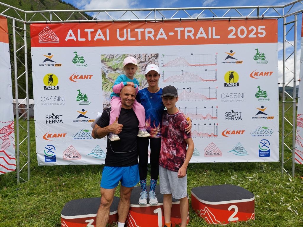 Виктор Дурнев с Женой Натальей и их детьми