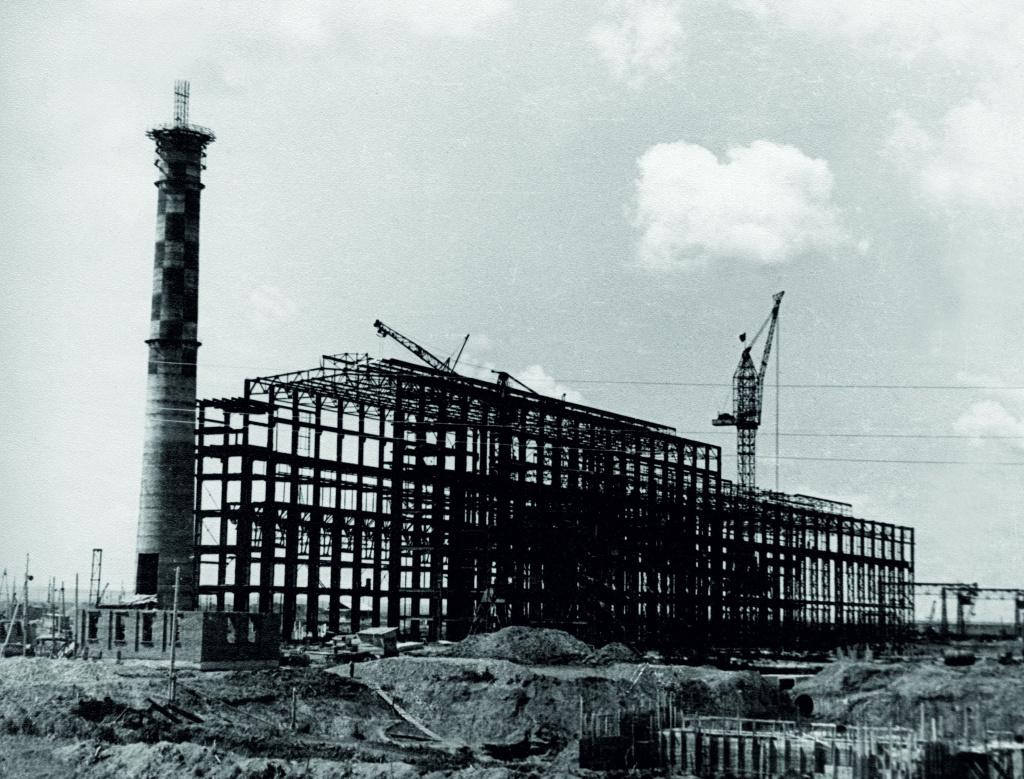 1956 год. Общий вид главного корпуса Томь-Усинской ГРЭС, одной из самых мощных электростанций Кузбасса
