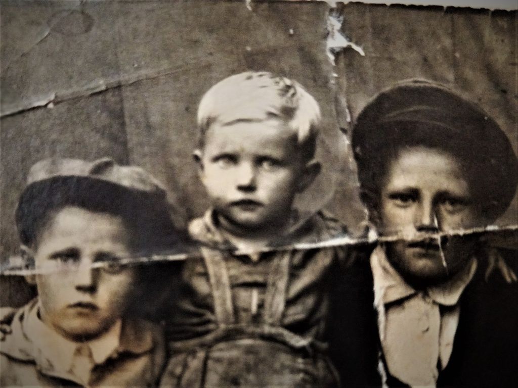 Нина Десятова (в центре) с братьями