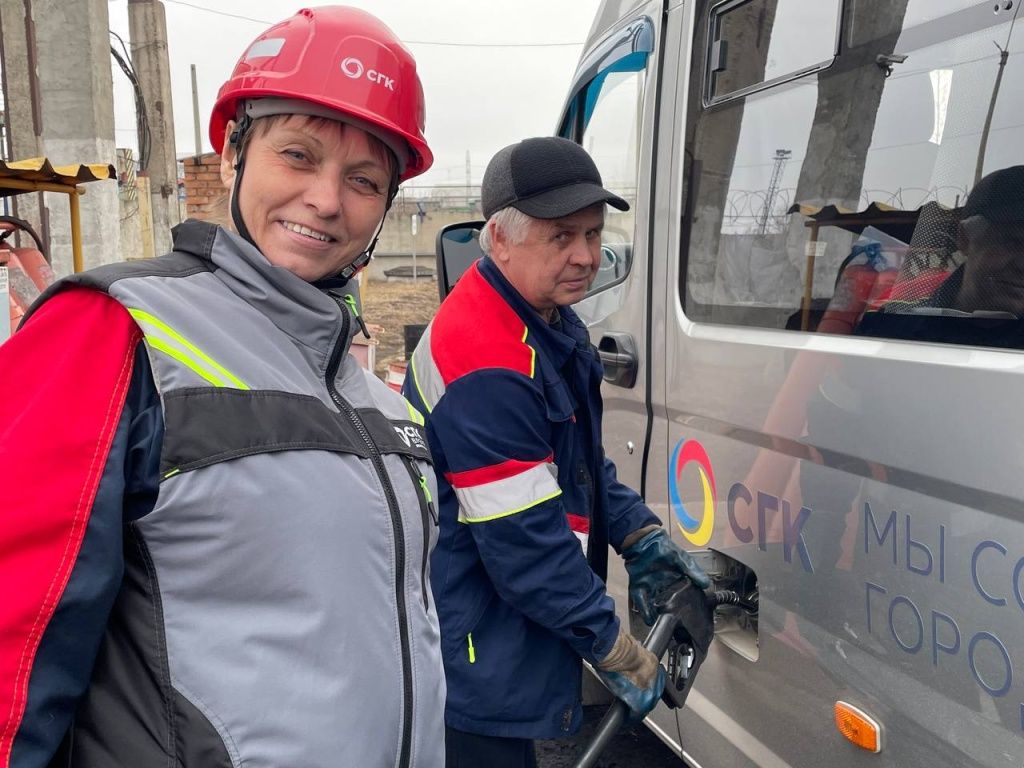 Первым на заправку приезжает вахтовый транспорт, который развозит сотрудников после ночной смены