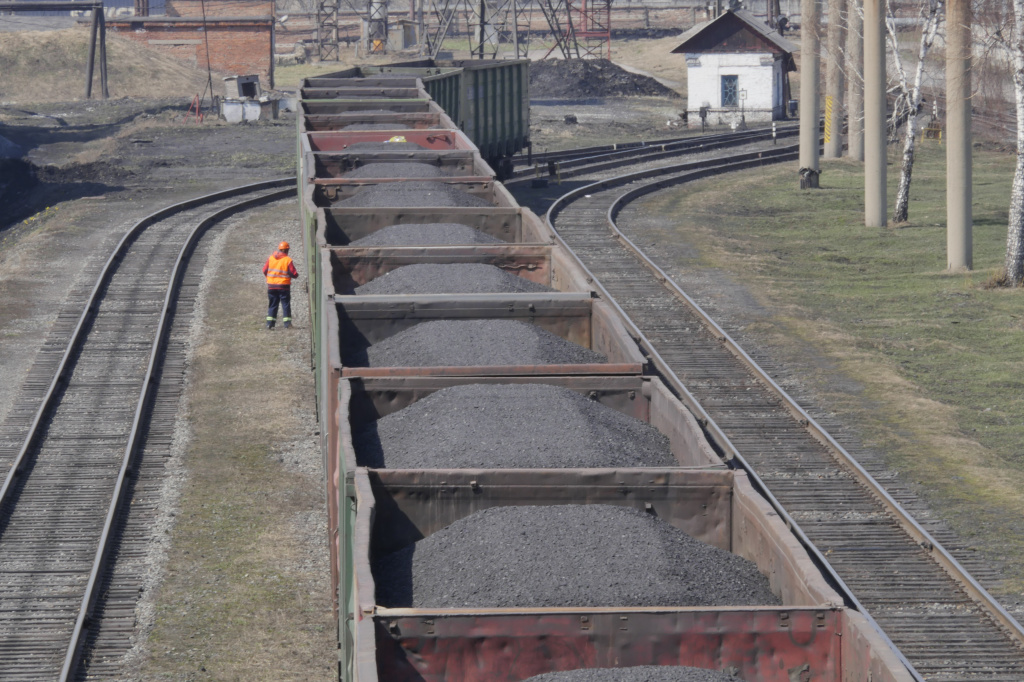 Уголь железнодорожными вагонами поступает на станции в течение всего года, просто объем поставок зависит от сезона. Фото: Константин Стремоусов