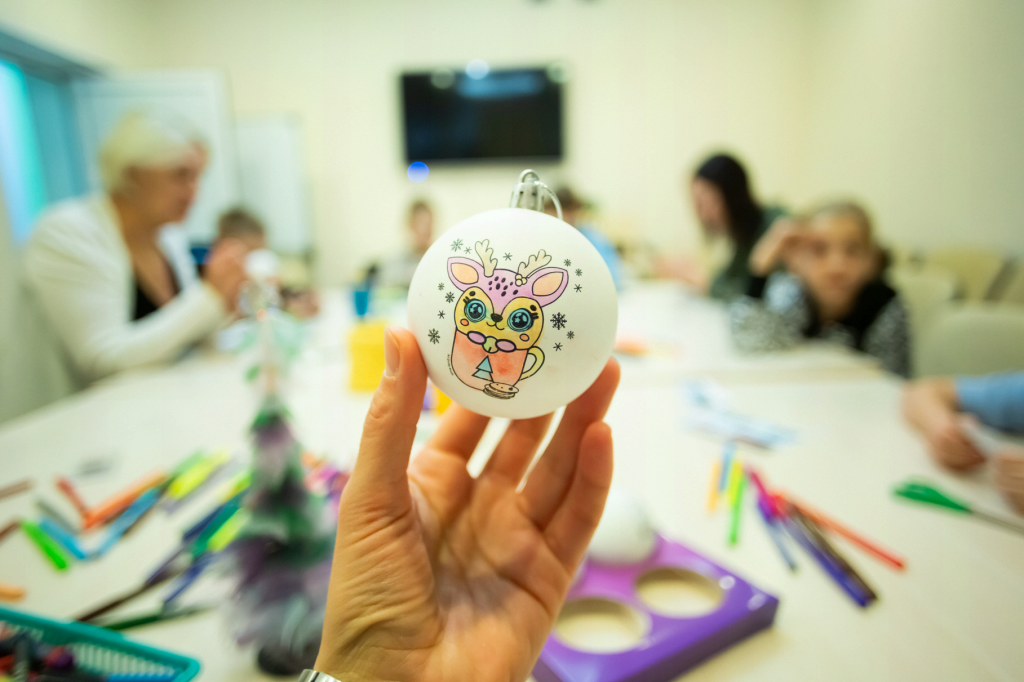 Все ёлочные игрушки дети забрали с собой, чтобы украсить домашнюю ёлку