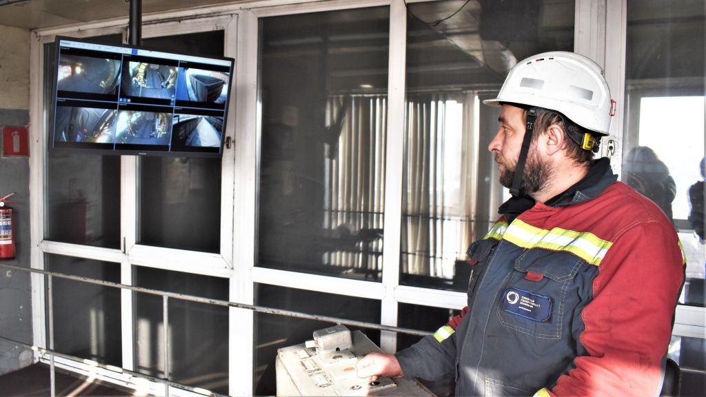 Машинист вагоноопрокидывателя 5 разряда Петр Стратиенко теперь может видеть на мониторе одновременно всю зону выгрузки топлива