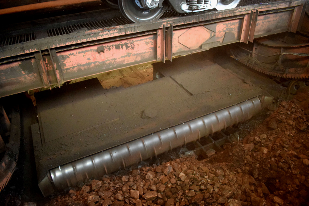 Дробильно-фрезерная машина — часть вагоноопрокидывателя, на приемные решетки которой высыпается уголь из вагона в процессе переворота