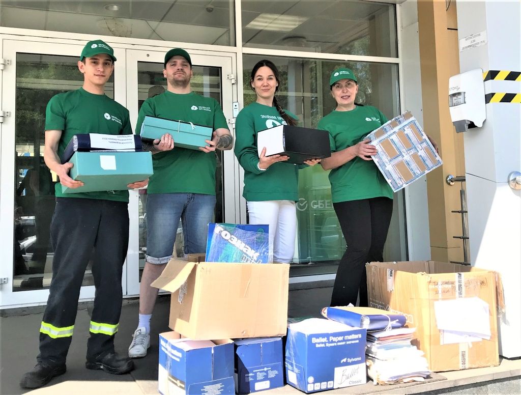 Сбор бумажных отходов и отправка их на переработку стали традиционными для предприятий компании. На фото &mdash; сотрудники Томь-Усинской ГРЭС