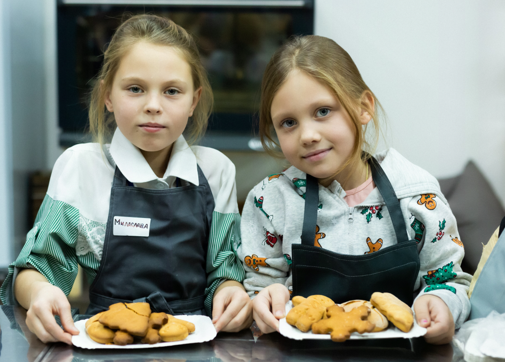 После того, как пряники испеклись, ребята их раскрасили
