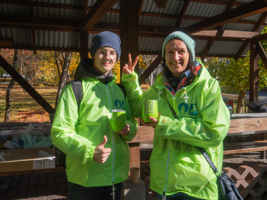 Участники осеннего марафона «Зеленой дружины» СГК высадили 100 сибирских елей в Центральном парке в Новосибирске