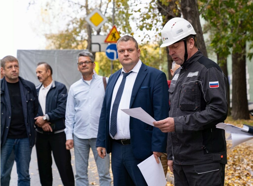 Учения проходили с участием начальника департамента энергетики и ЖКХ Новосибирска Дмитрия Зайкова (в центре), главного инженера Новосибирской теплосетевой компании Сергея Срыбных (справа)