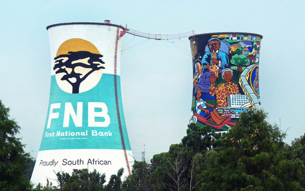 Градирни в пригороде Йоханесбурга, Южно-Африканская ТЭЦ. Их разукрасили перед чемпионатом мира по футболу 2010 года. Тематика данных изображений повествует об этнических традициях коренного населения и является рекламой одного из спонсоров чемпионата.