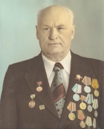 &mdash; Каждое 9 мая Роман Ананьевич надевал награды и шел на Парад Победы, чтобы пообщаться с ветеранами. В это время вся семья уже собиралась дома и ждала его возвращения, чтобы отпраздновать этот святой для них день, &mdash; поделилась Мария Цветкова