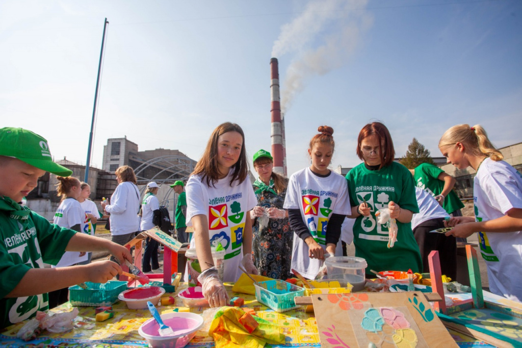 В Лучегорске «Зеленая дружина» СГК преобразила Сквер энергетиков