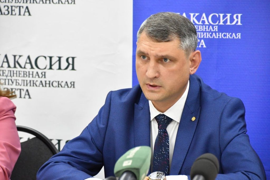 Андрей Петренко: Хороший результат возможен, когда энергетики и управляющие компании работают слаженно. Фото: С.Побеляев, газета «Хакасия» Андрей Петренко: Хороший результат возможен, когда энергетики и управляющие компании работают слаженно. Фото: С.Побеляев, газета «Хакасия»