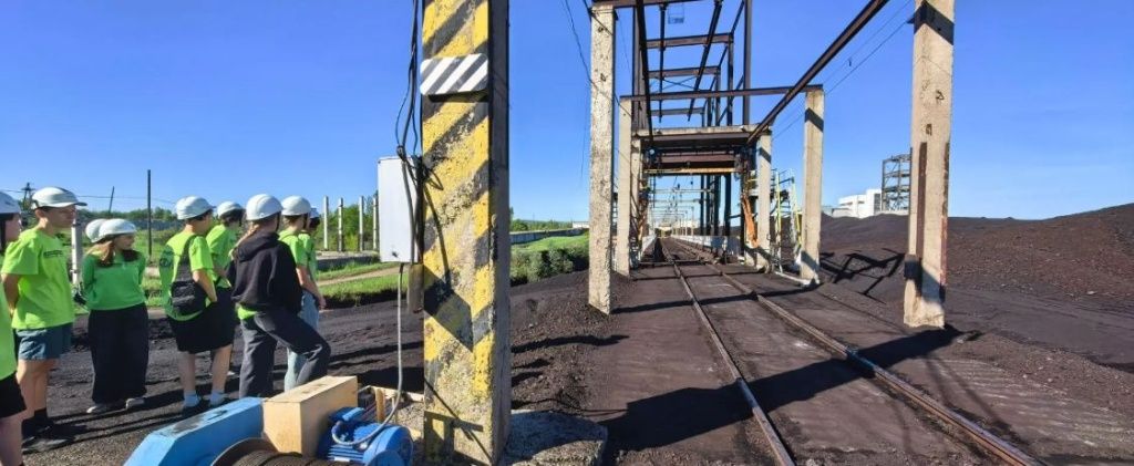 По этим рельсам уголь в вагонах приходит на станцию