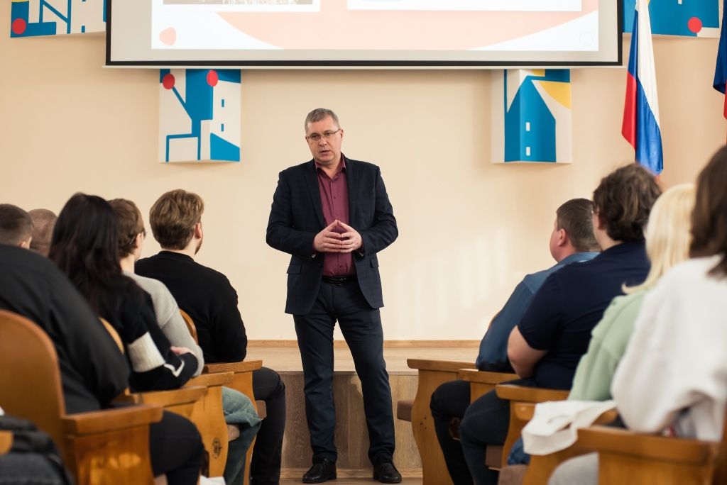 Директор Кемеровской ГРЭС Андрей Катуганов приветствует молодых гостей 