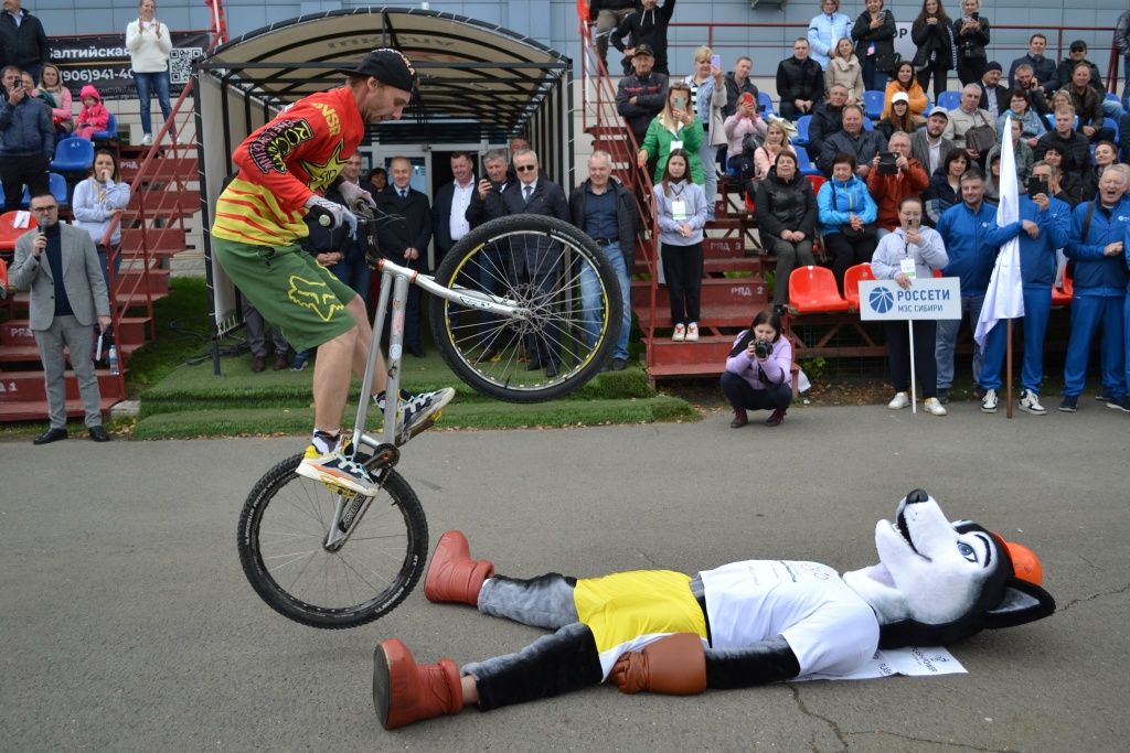 Гвоздем церемонии закрытия ХII Спартакиады энергетиков Алтая-2024 стало экстрим-шоу на велосипедах 