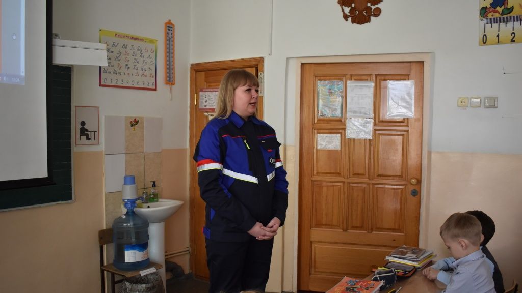 Урок безопасного поведения вблизи тепловых сетей проводит ведущий специалист Службы охраны труда и производственного контроля бийского теплосетевого подразделения СГК Тамара Басова