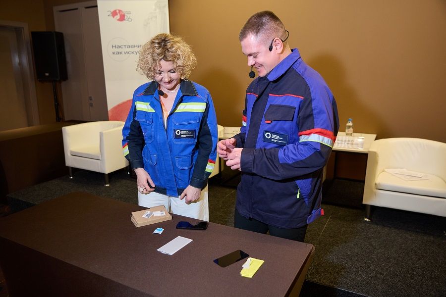 Каково быть наставником на практике? Руководитель направления развития HR-бренда, молодежной политики и внутренних коммуникаций Галина Есина вместе со машинистом топливоподачи Приморской ГРЭС Степаном Кручиной наглядно продемонстрировали этюд освоения новых знаний 